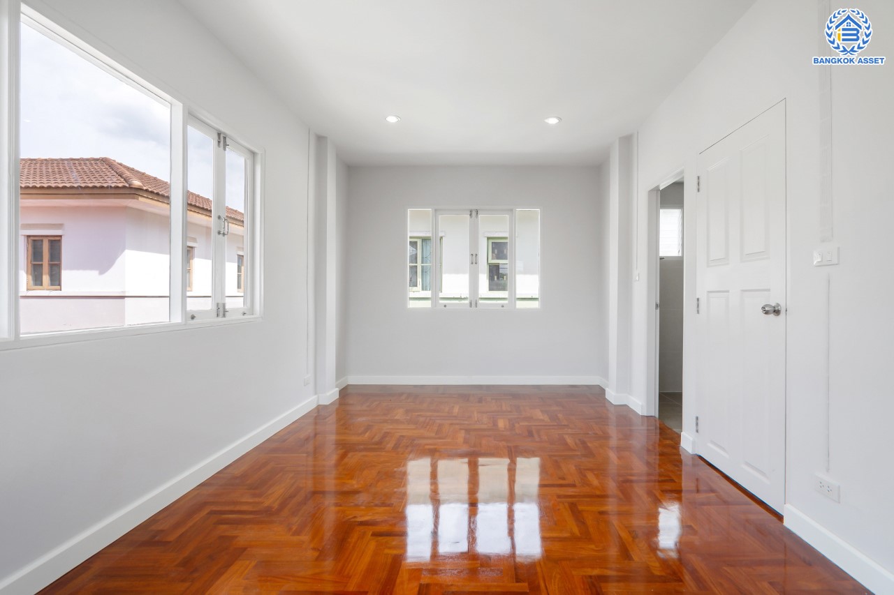 บ้านมือสองตกแต่งใหม่ ม.ปาริชาต ปิ่นเกล้า-พุทธมณฑลสาย4 แบรนด์ LH เนื้อที่ 51.2 ตร.ว. ฟังก์ชันครบ 3 ห้องนอน 2 ห้องน้ำ 1 ห้องอเนกประสงค์ 1 ที่จอดรถ บนทำเลศักยภาพ เชื่อมสู่ทางคู่ขนานลอยฟ้าบรมราชชนนี ใกล้ ม.มหิดล เซ็นทรัลศาลายา และรายล้อมด้วยสิ่งอำนวยความสะดวกครบครัน...